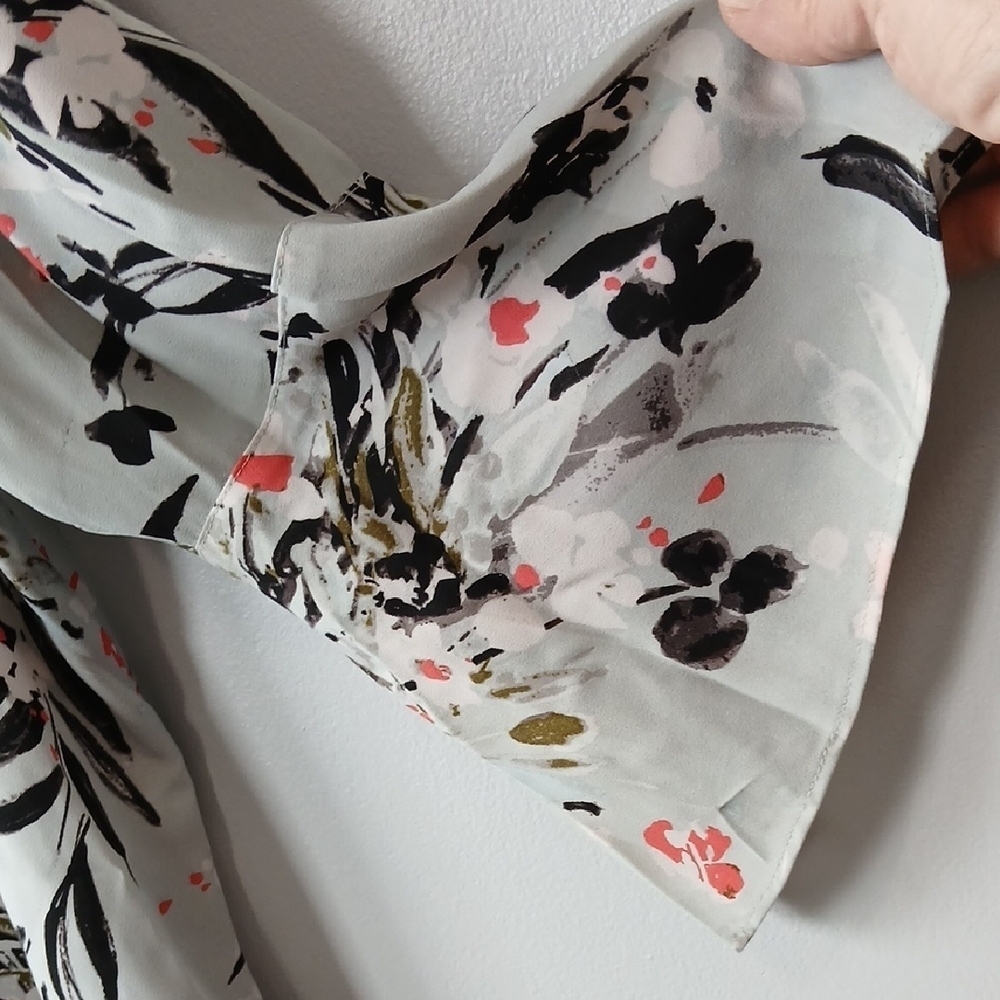 Van Heusen Floral Gray Watercolor Bell Sleeve Blouse Size XL Office Wear - Picture 3 of 7